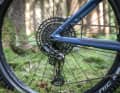 Schaltung: Shimano Deore oder Sram Eagle mit 12fach-Übersetzung, damit macht man nichts falsch. Doch einigen Modellen merkt man den Fokus auf den Alltagseinsatz an: 10fach-Schaltungen, zudem mit schlechter Ergonomie wie die Sunrace MS im Stevens, sind keine gute Wahl.