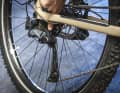 Die Cues aus der 8000er Serie kommt auch am Trekkingrad mit Schaltwerksdämpfung.