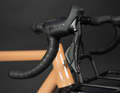 Full control of the 12 gears: electronic buttons in the brake lever allow you to jump through the gears at any time.