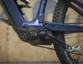 Bei hoher Trittfrequenz liefert der SX viel Punch für einen Light-Motor. Der Akku mit 400 Wattstunden ist beim Cube fest verbaut.