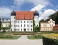 One of the new gravel routes crosses the extensive forest areas of the Maxlrainer Forest with a refreshment stop in the historic castle brewery beer garden.