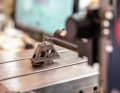 The size and depth of the worn area are determined using a highly sensitive sensor.