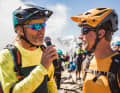 Holger Meyer (li.) im Gespräch mit Freerider Harald Philipb bei der Schnitzeljagd. Das lockere Event-Konzept zog auch so manchen Star der Bike-Szene an. | Christoph Bayer