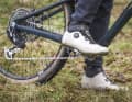 Der Fizik Terra Artica GTX richtet sich mit einem typisch italienisch-sportlichen Schnitt sowohl an Crosscountry-Mountainbiker als auch an Gravelbiker. Der Schaft dürfte am Übergang zur Hose länger ausfallen.