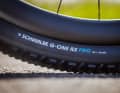 Schwalbe steckt seinen Claim im Gravel-Revier frühzeitig ab und kündigt jetzt bereits zwei 32-Zoll-Reifen für das Frühjahr 2027 an.