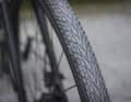 Ein fast durchgängiger Mittelsteg für schnelles Rollen wird beim Almotion Pro mit diamantierten Außenstollen für viel Grip kombiniert. Breite: Genau 40 Millimeter, Gewicht 530 Gramm (BIKE Messung).