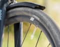 Charakteristisch ist die Schuppen-Optik. Das Profil gleicht der Lauffläche des sportlichen G-One RS.