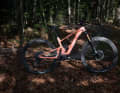 The top model of the 4060 Z relies on a Fox Factory chassis.
