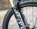 The powerful rear suspension harmonises very well with the superior Fox 38 in the high-quality Factory version.