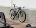 ... es gibt noch Platz für eine weitere Gravel-Kategorie. Und zwar ein MTB mit Flatbar, das einem Gravelbike in seiner Geschwindigkeit ebenbürtig ist.