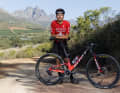 It’s a match! Filippo Colombo im Trikot des Schweizer MTB Meisters mit dem passenden fahrbaren Untersatz.