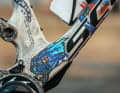 Die Zeichnungen auf dem Scott Spark RC verleihen dem Cross-Country-Bike eine einzigartige Optik und stammen von Bjorn Riley selbst.