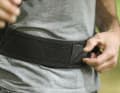 A wide stretch strap is supposed to ensure a stable fit. In the test, it was not always able to hold the rucksack in position perfectly.