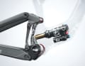 With the new six-bar kinematics, the rear frame triangle is connected to the main frame via two linked rockers. This design turns the Ransom into an enduro bike with a virtual pivot point.