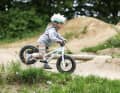Auf sehr einfachen Trails oder dem Pumptrack machen Mountainbike-Laufräder auch kleinen Kindern Spaß.