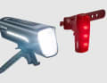 Light duo: front and rear light are coupled. The rear light also has a "brake light function". This means that the rear light lights up strongly when braking, just like in a car.