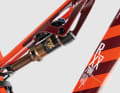 The Fox Float X Factory Kashima shock, elegantly integrated into the top tube, delivers 150 millimetres of travel from the Rotwild’s rear suspension.