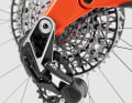 You can’t get any higher up the SRAM hierarchy than this: the XX Eagle Transmission AXS features electronic shifting and, with its 10–52-tooth cassette, offers a wide gear range for steep climbs and fast trail sections.
