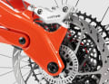Die SRAM Motive Ultimate Carbon liefert mit ihren 200-Millimeter-HS2-Bremsscheiben viel Bremskraft für steile und schnelle Trails. Carbon-Bremshebel und die feine Dosierbarkeit passen zum kompromisslosen Anspruch des R.XX Ultimate.