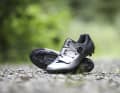 Der Shimano RX801 sieht schon im Stand schnell aus. Die leichten Gravel-Treter sollen die idealen Begleiter für schnelle Schotterrunden und XC-Kurse sein