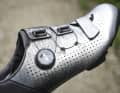 Für optimalen Halt im Schuh kombiniert Shimano einen Boa Li2-Drehverschluss mit einem Klett am Vorfuß