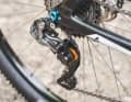 Old: In direct comparison, the Shimano XTR Di2 from 2016 looks almost delicate. A cable provides the energy for electric shifting.