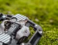 Shimano hat die Aufstandsfläche seitlich von der Bindung vergrößert, dadurch steht man enorm satt und wackelfrei auf dem Pedal.