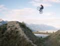 A massive jump: “No idea what’s going to happen!” Gabriel Wibmer launches his gravel bike over the XXL double in Innsbruck.
