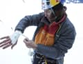 Has other things to worry about than making a vlog for Insta. Stefan Glowacz taps his hands for demanding crack climbing.