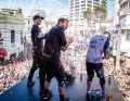 Stadt in Aufruhr: Die Cerro Abajo Downhills in Südamerika gleichen Volksfesten. Hier feiern Pedro Ferreira, Felipe Agurto und Johannes Fischbach ihre Podiumsplatzierung während des Red Bull Valparaiso Cerro Abajo in Chile 2019.