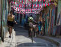 Full throttle and shopping cruise side by side - anything is possible in Valparaiso. Johannes Fischbach rushes over the cobblestones here. "People on the track or stray dogs - that probably won't happen in Genoa!" says Fischi.