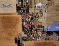 Erik Fedko wirbelt durch die Altstadt von Nürnberg beim Red Bull District Ride 2022. Erik zählt auch zu den Top-Favoriten beim Red Bull District Ride 2026 in Groningen.