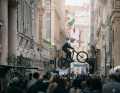 Tomas Slavik jumps, people cheer - urban downhilling is probably the most spectacular form of gravity biking, because even amateurs recognise what it means to jump over stairs, jump over bus stops, drop from balconies or ride along smooth walls in a wallride.