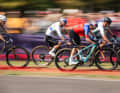 Drei der schnellsten Race-Fullys auf einem Bild: das Cannondale Scalpel (links), das Specialized Epic (Mitte) und das Rockrider Race 940 S (rechts).