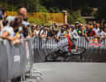 Die Stunts der Cerro Abajo Serie verlangen ganz spezielle Skills. Selbst Worldcup-Downhiller kommen damit nicht immer klar. „Manche fahren ein Rennen und dann nie wieder“, sagt Fischi. Hier rauscht Fischi durch den Holzanlieger.