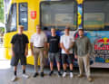 Athleten beim Ortstermin: Jasper Jauch (ganz links), Johannes Fischbach und Tomáš Slavík (Mitte) bei der Ortsbegehung in Stuttgart: „Volles Vertrauen in die Streckenbauer.“