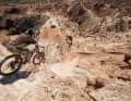 Ab in die Tiefe! Harriet Burbidge-Smith erlebt hautnah, was die Red Bull Rampage so besonders macht.
