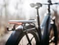 The pannier rack has a load capacity of up to 18 kilograms and an integrated rear light.