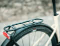 High-quality aluminium mudguards protect against dirt and splash water, so that even rainy weather is no obstacle. A sturdy luggage rack with a load capacity of 15 kg makes it easier to transport items.