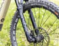 Suspension elements: Nine manufacturers rely on Fox. In the cheaper price group, Cube, Focus, Moustache and YT even use the factory version. Also a good choice: Stevens and Simplon (pictured) use the Rockshox Lyric Select+.