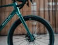 The carbon fork has a special "Raptour Dropout" with dropouts offset to the rear. This is intended to increase the vertical flex and absorb vibrations better.