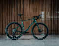 The Simplon Grid gravel bike is based on a carbon frame and, according to the manufacturer, is at home on tarmac, gravel tracks, forest paths and trails.