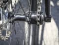 Im Vergleich zu einer Schaltung mit Kassette spart der schlanke Singlespeed-Aufbau Masse an entscheidenden Stellen.