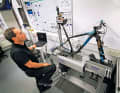 The BIKE test laboratory is unique in the world. Here we measure test bikes according to our own controlled standards. Here, for example, the seating comfort of a race hardtail.