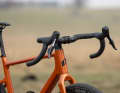 The aluminium handlebars also have a rise of 11 mm.