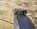 With the adapter plate, the mudguard can be attached to current suspension forks from Fox, Rockshox, Öhlins and SR Suntour. The Velcro strap helps with all others.