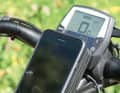 SKS ComPit+: SKS offers more than just a charging station with the ComPit system. The holder is attached to the lower part of the Bosch Intuvia base. The ComUnit power bank with wireless Qi charging electronics is attached to it. The mobile phone fits into a custom-fit case. This is the ideal combination of e-bike power supply and mobile phone holder for all e-bikers with a Bosch Intuvia display.