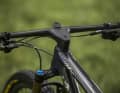 Als innovative Funktion führt Shimano einen konfigurierbaren dritten Knopf ein, der es ermöglicht, externe Geräte wie Garmin-Radcomputer direkt vom Lenker aus zu steuern.