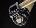 The 15 millimetre thru axle can be replaced with a fat 20 millimetre model. The axle is double-clamped on the Intend Flash 38.