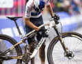 Cross-country world champion Tom Pidcock bows in reverence to his Pinarello Dogma XC Fully. The exceptional talent made a decisive contribution to the development of the Racefullys.